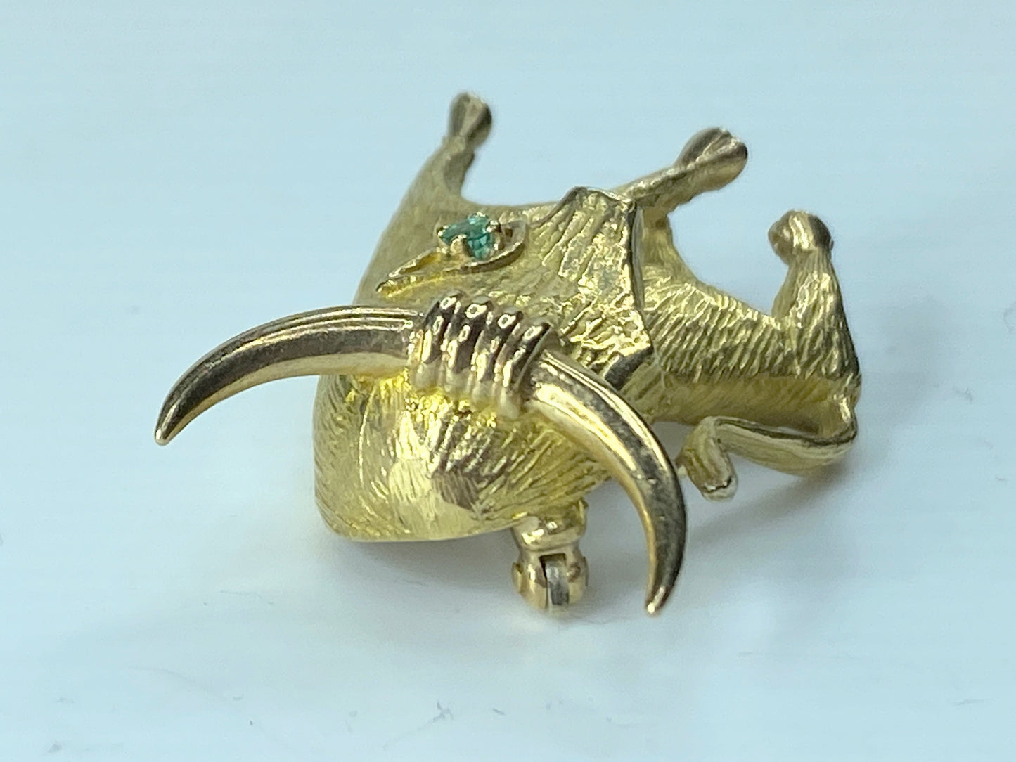 Dan Frere 14K gold textured Satin Bull Emerald eye brooch 9.2g JR161