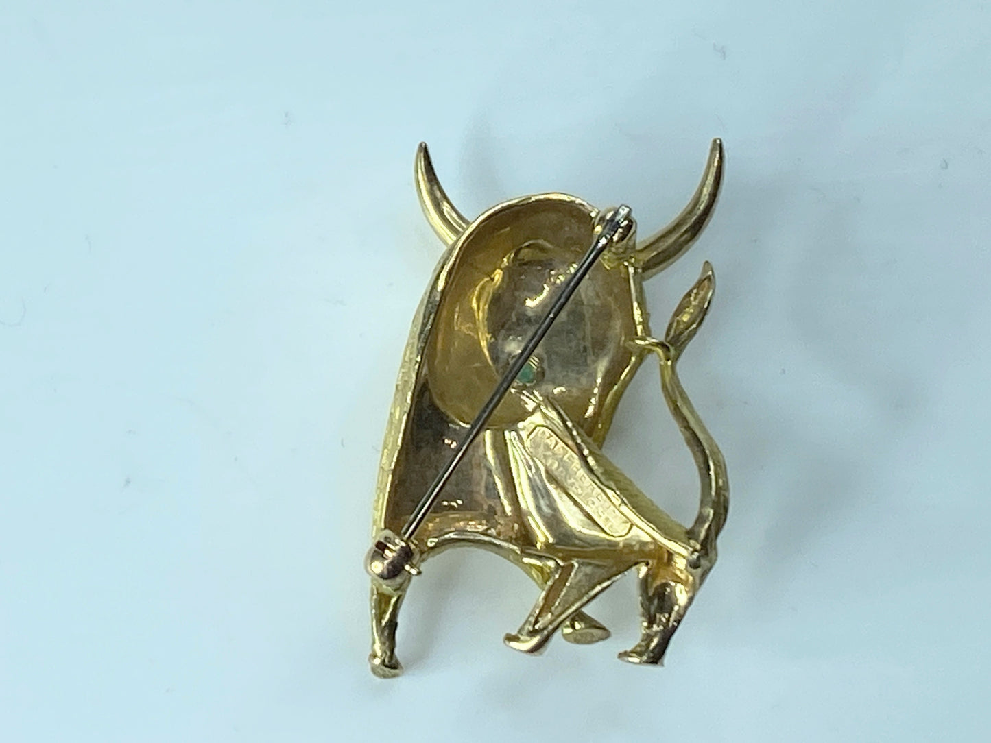 Dan Frere 14K gold textured Satin Bull Emerald eye brooch 9.2g JR161