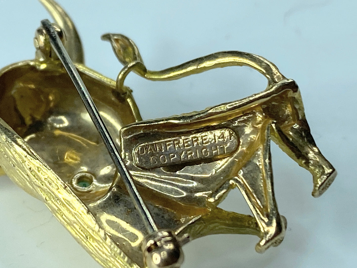 Dan Frere 14K gold textured Satin Bull Emerald eye brooch 9.2g JR161