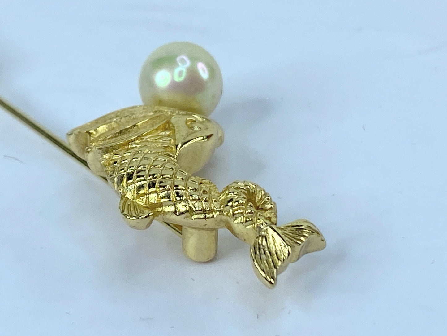 Rare Christian Dior Jumping Koi 7.5mm Faux Pearl Gold tone stick pin c1990 GS490