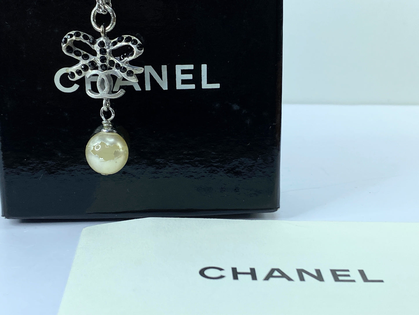 Chanel Ribbon Motif CC Logo Faux Pearl Black Rhinestone necklace with box O5P GS491
