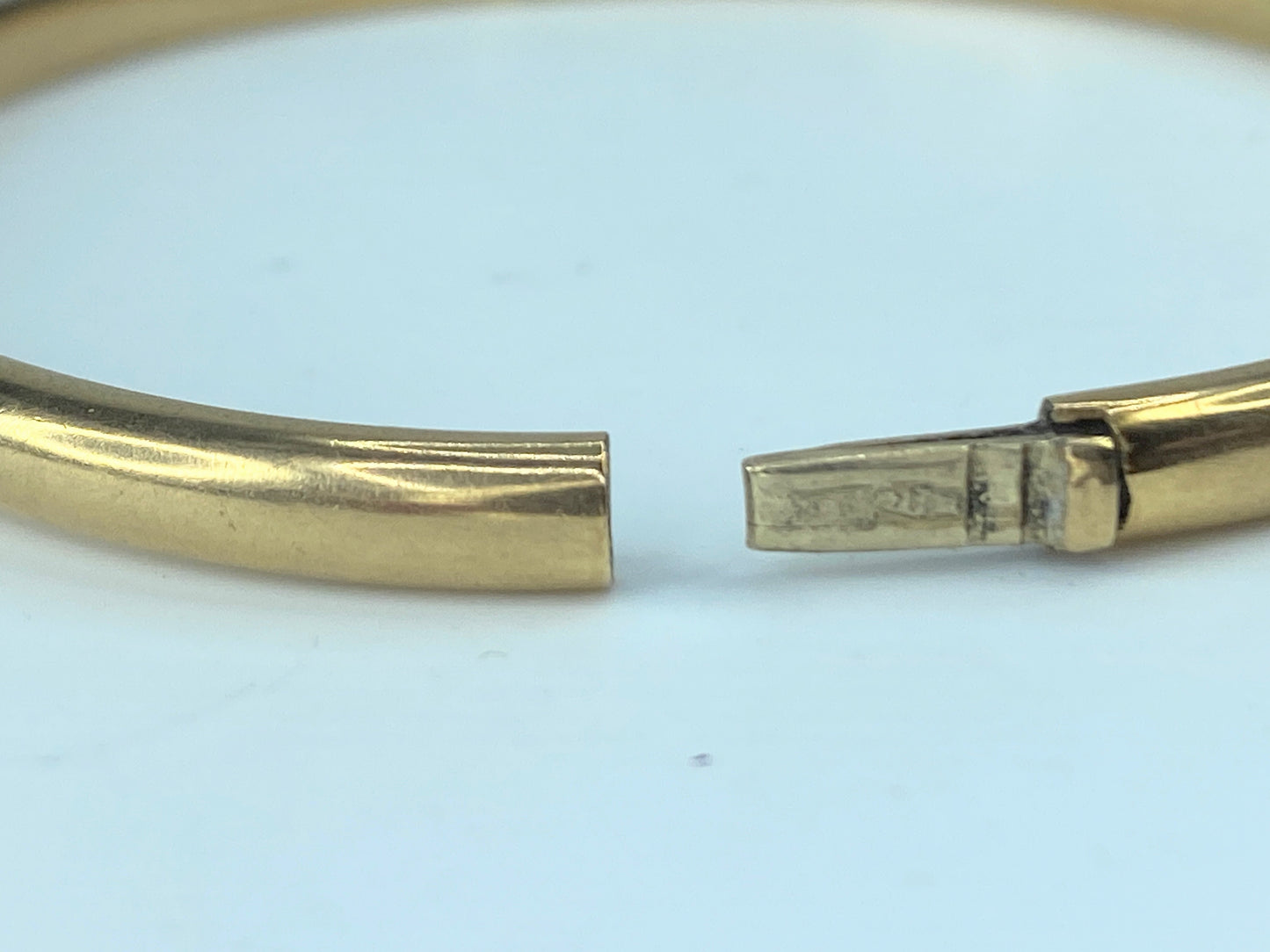 14kt yellow gold 4.5mm tube hinged bangle 7.0" 8.9g JR9530