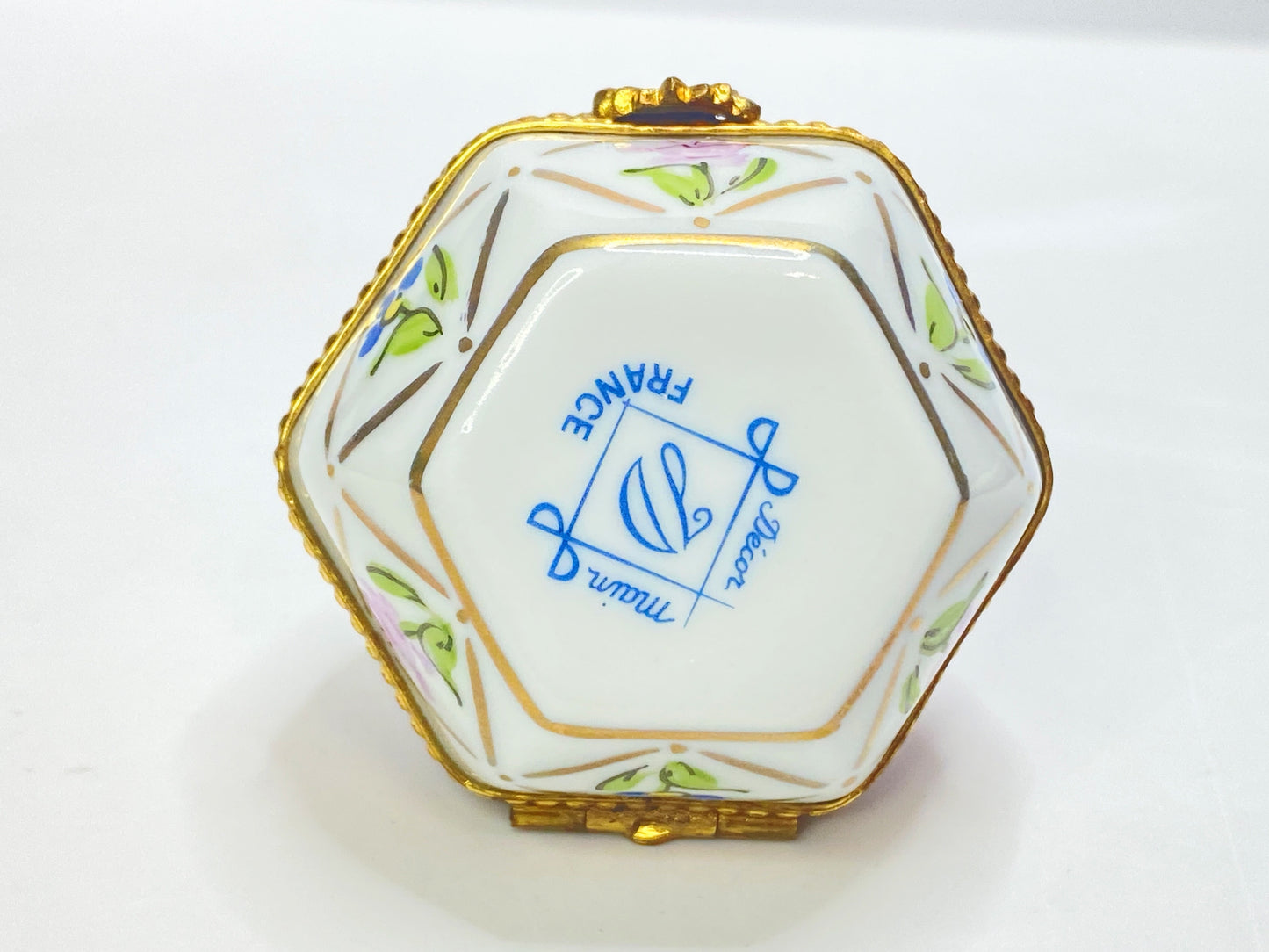 J.D. Limoges Hand Painted Floral Trinket Box Daisy Clasp, sign A725