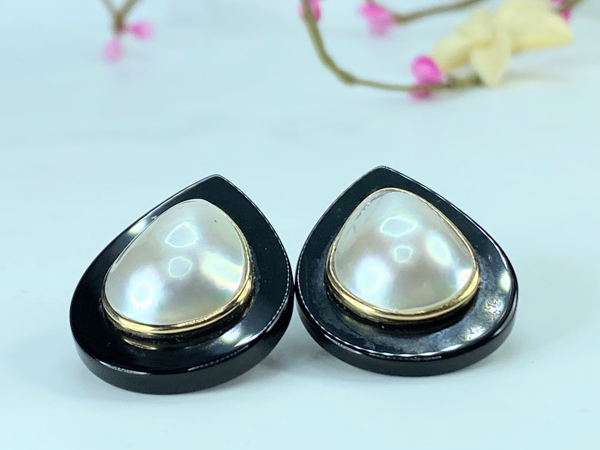 Mabe Pearl Onyx Teardrop Earrings in 14k yellow gold 11.6g 33mm JR130
