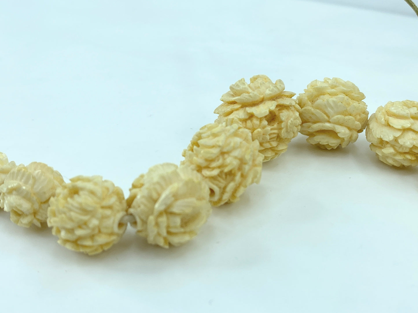 Antique deep hand carved 20mm Peony graduated Resin bead necklace 48g 18" GS555