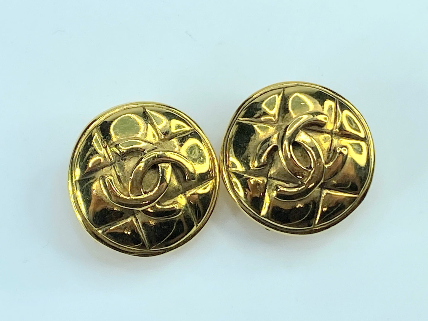 Chanel CC Diamond-Quilted gold tone clip-on earrings, 25.5mm GS339