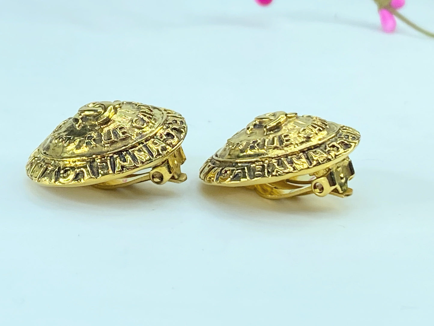 Chanel Gold Gold Plated CC Round Clip On Earrings Golden authentic 26mm GS341