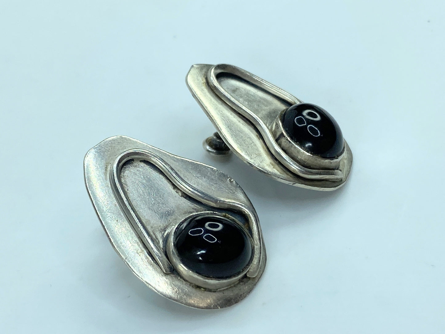 Sterling Silver Modernist asymmetric Onyx screw-on earrings 1 1/4" 16.5g JR791