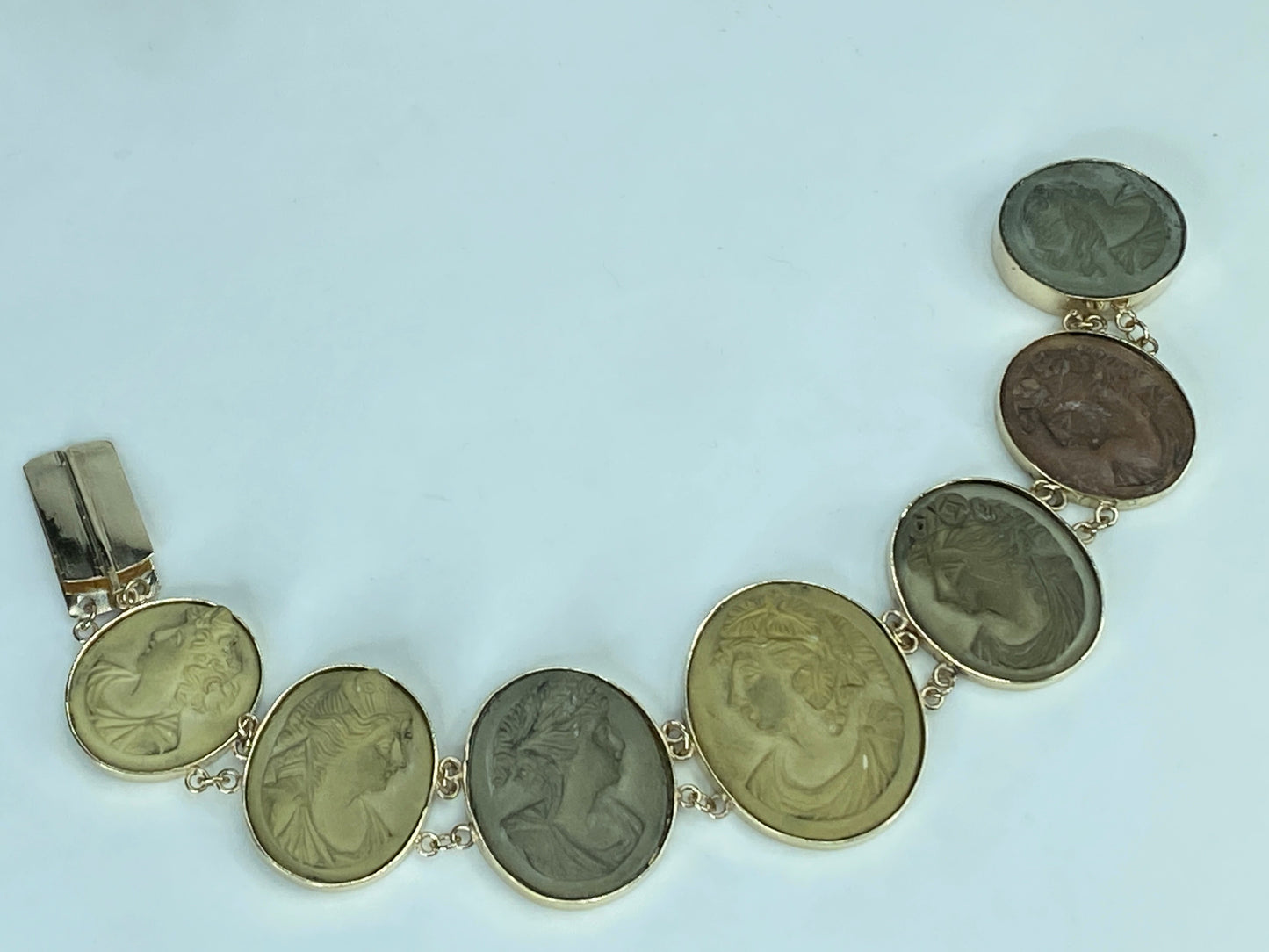 Antique Lava Cameo High Relief Bracelet in 14K yellow gold 19th century JR816
