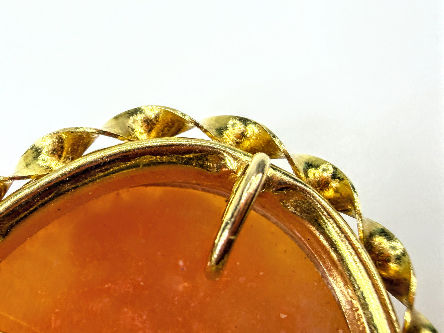 Antique Victorian Shell Cameo Brooch Tested 16-17K Gold Floral Frame 5.1g JR2036