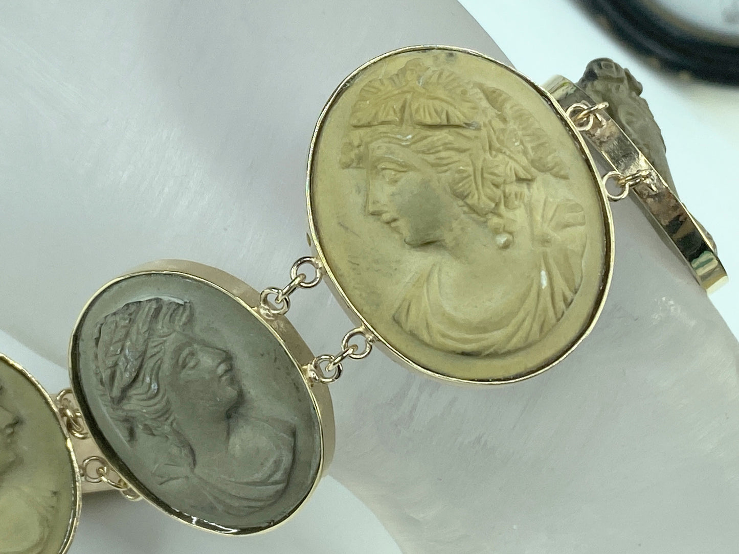 Antique Lava Cameo High Relief Bracelet in 14K yellow gold 19th century JR816
