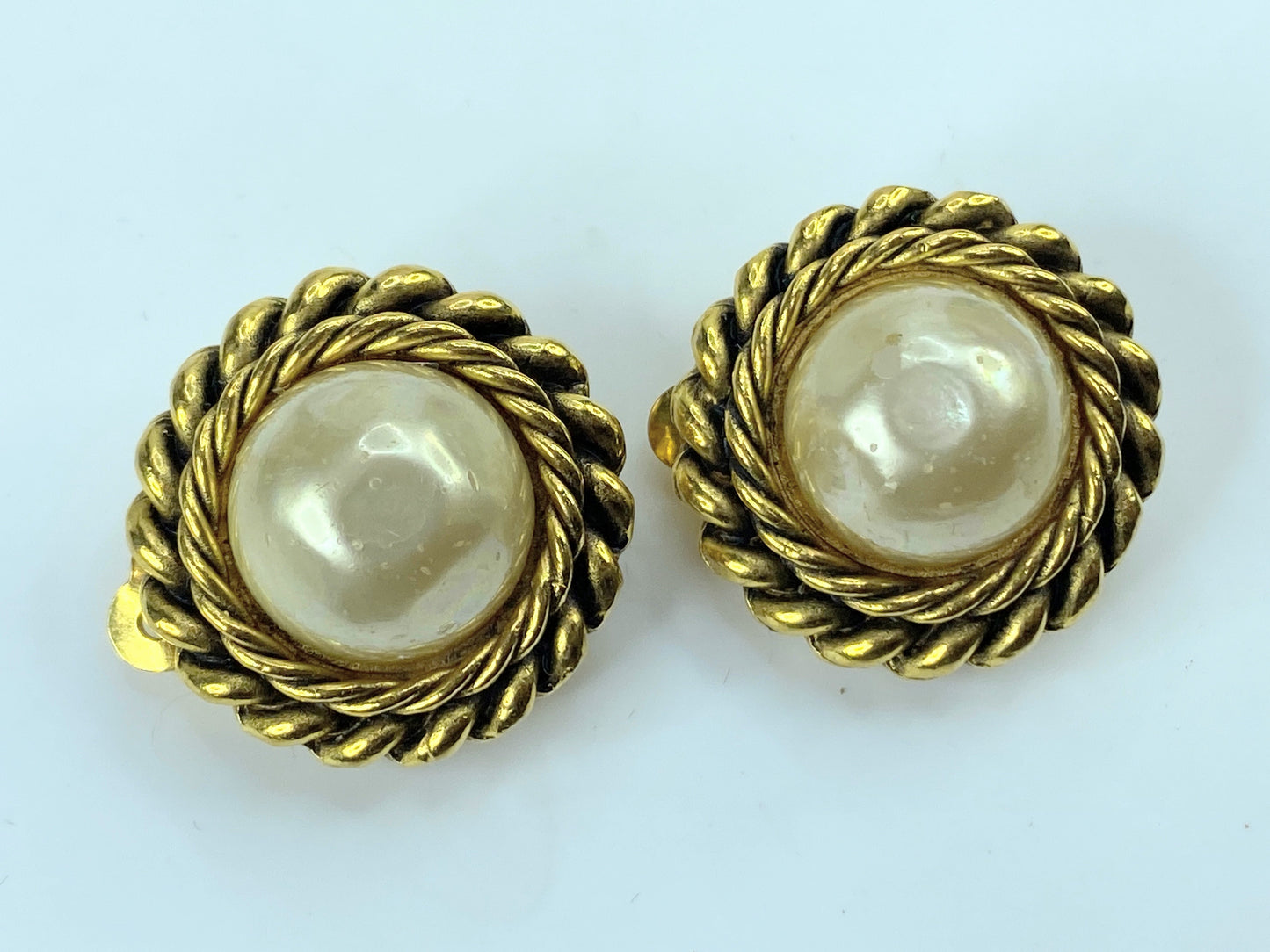 CHANEL vintage gold tone clip-on earrings with a faux pearl rope border GS373