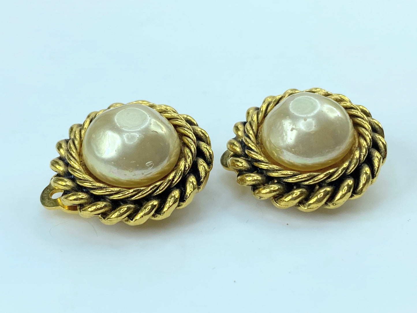 CHANEL vintage gold tone clip-on earrings with a faux pearl rope border GS373