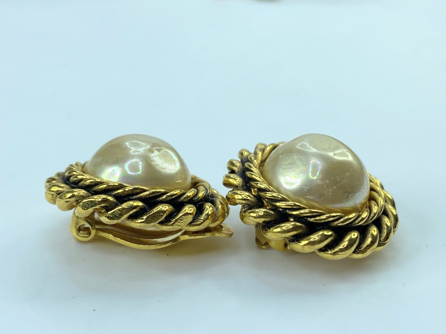 CHANEL vintage gold tone clip-on earrings with a faux pearl rope border GS373