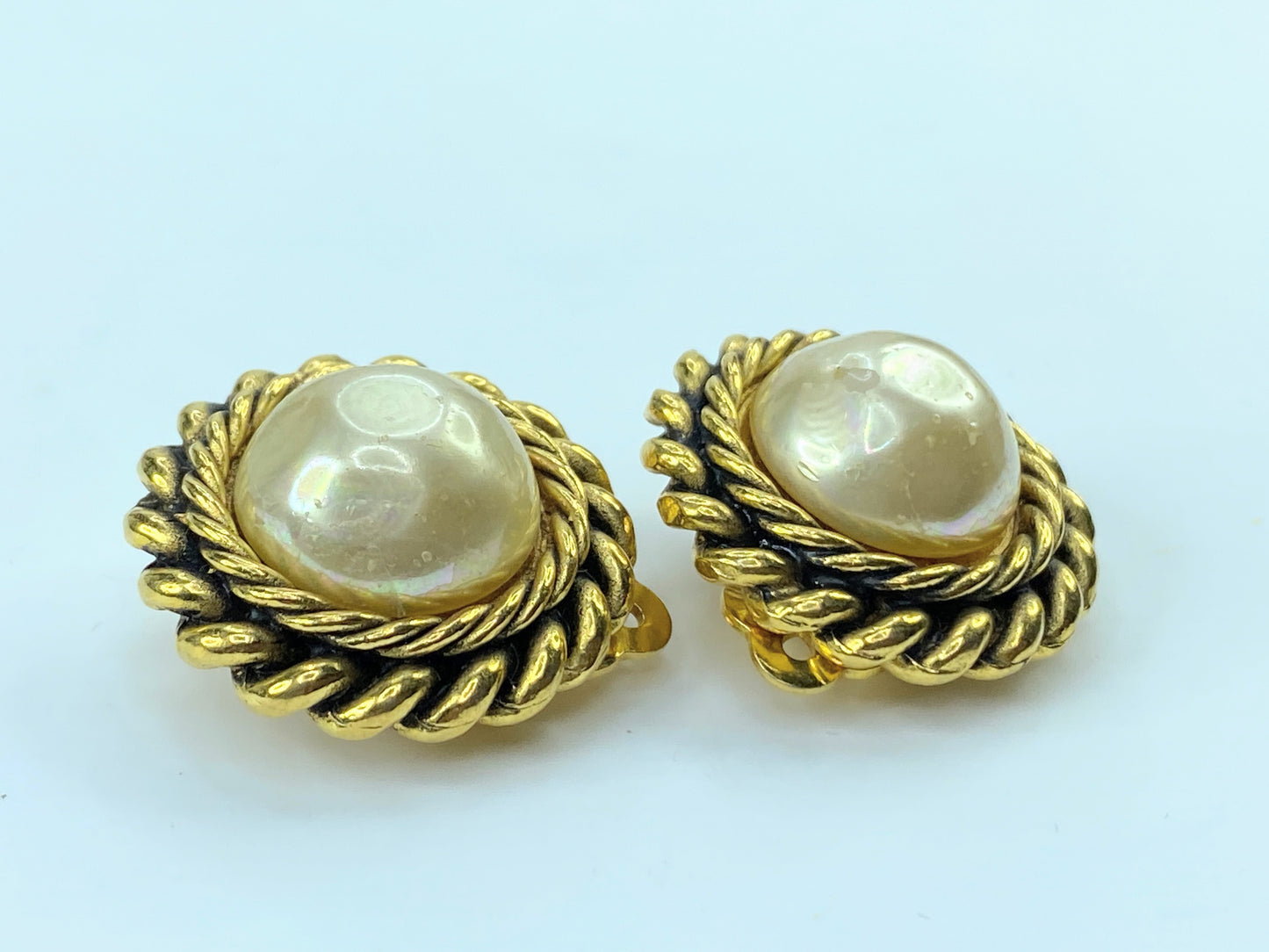 CHANEL vintage gold tone clip-on earrings with a faux pearl rope border GS373