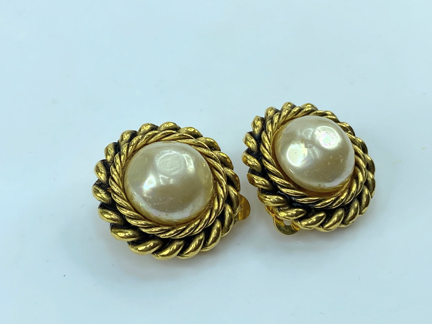 CHANEL vintage gold tone clip-on earrings with a faux pearl rope border GS373