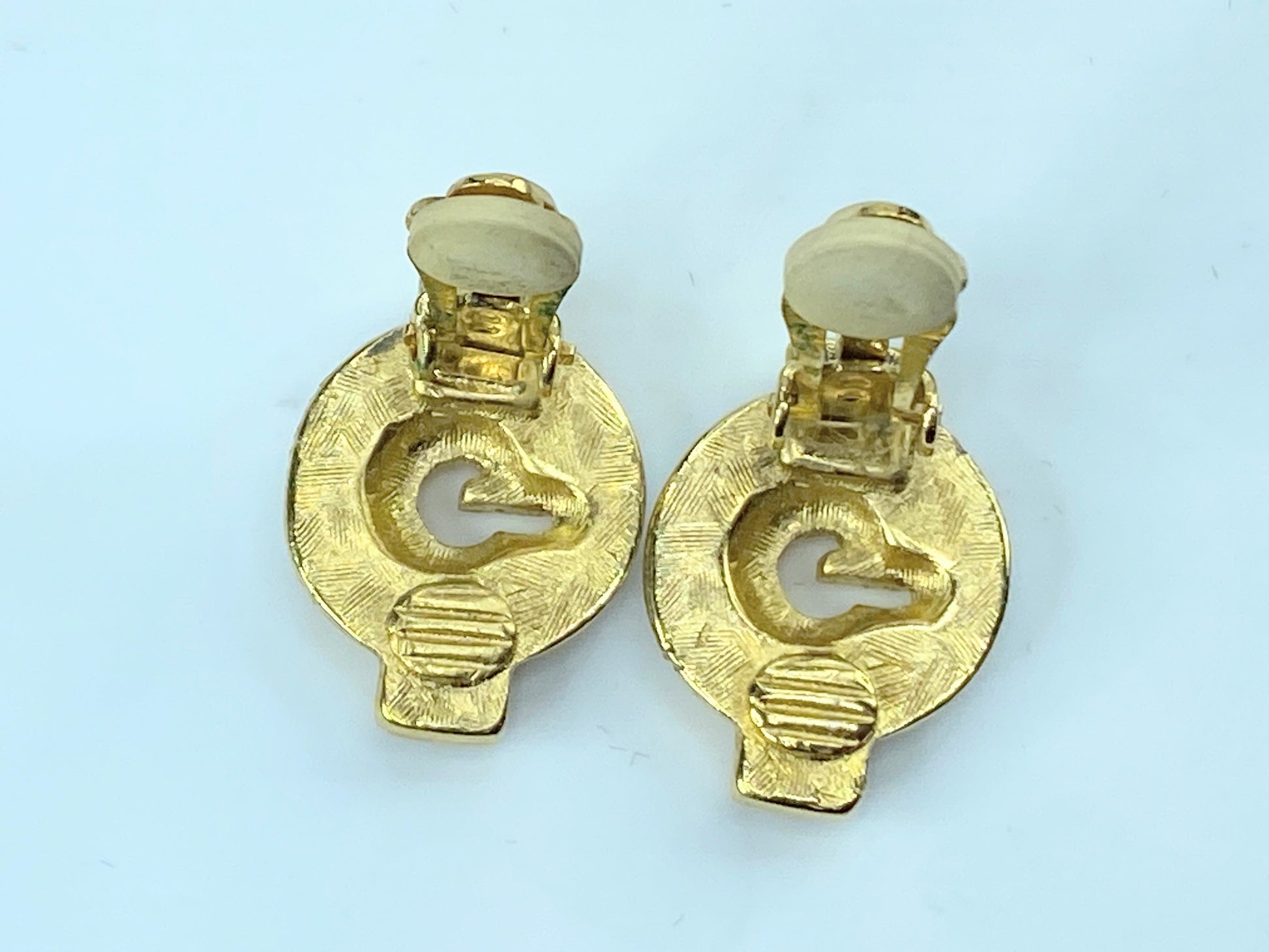Paris Givenchy G Logo gold tone Rhinestone clip-on Earring Gold 7.8g GS389