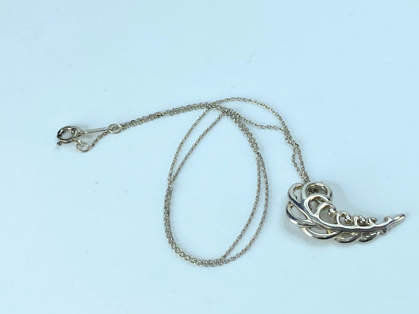 Tiffany & Co. Sterling silver feather Sculpture pendant necklace 4.0g JR9590