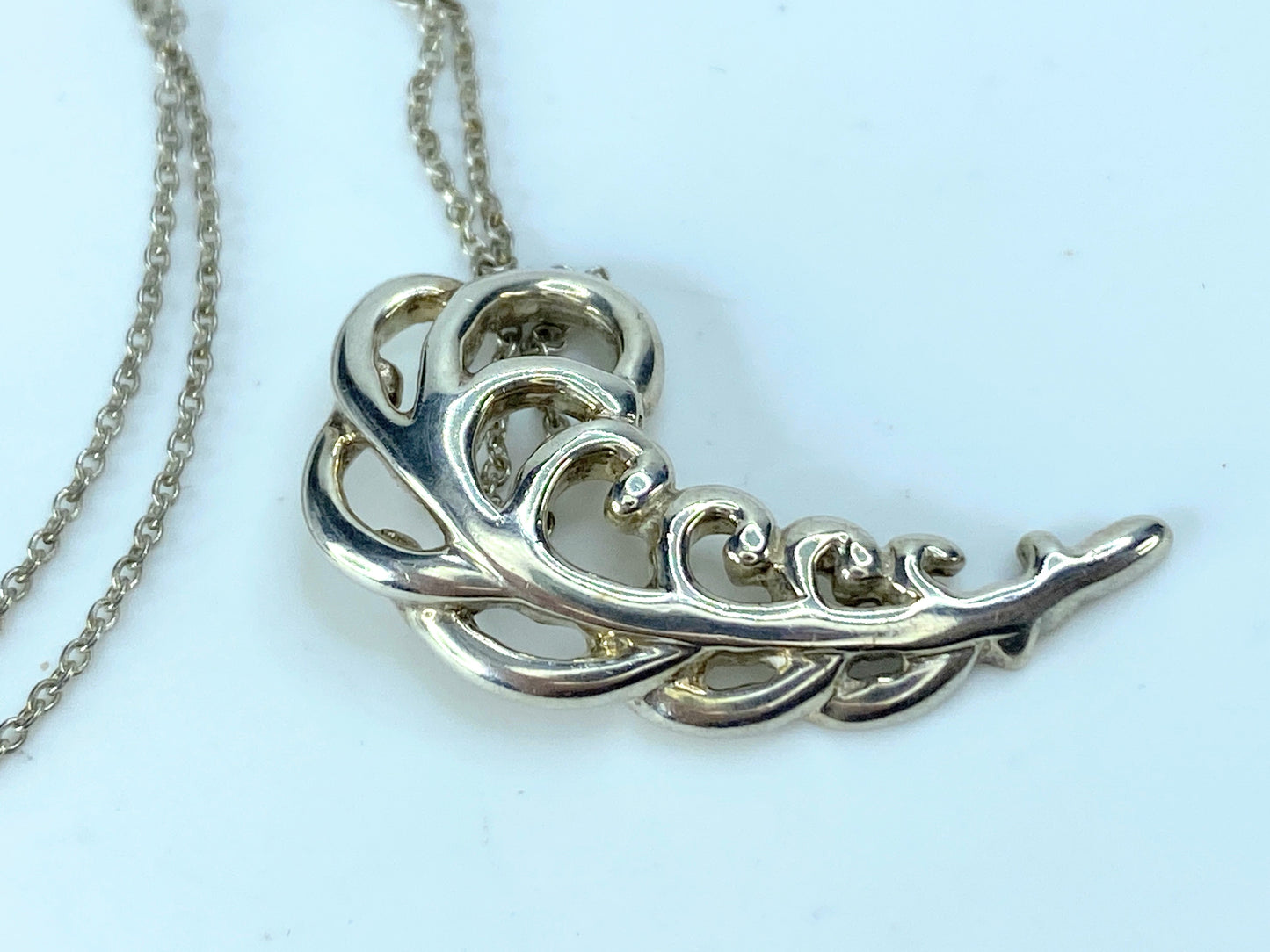 Tiffany & Co. Sterling silver feather Sculpture pendant necklace 4.0g JR9590