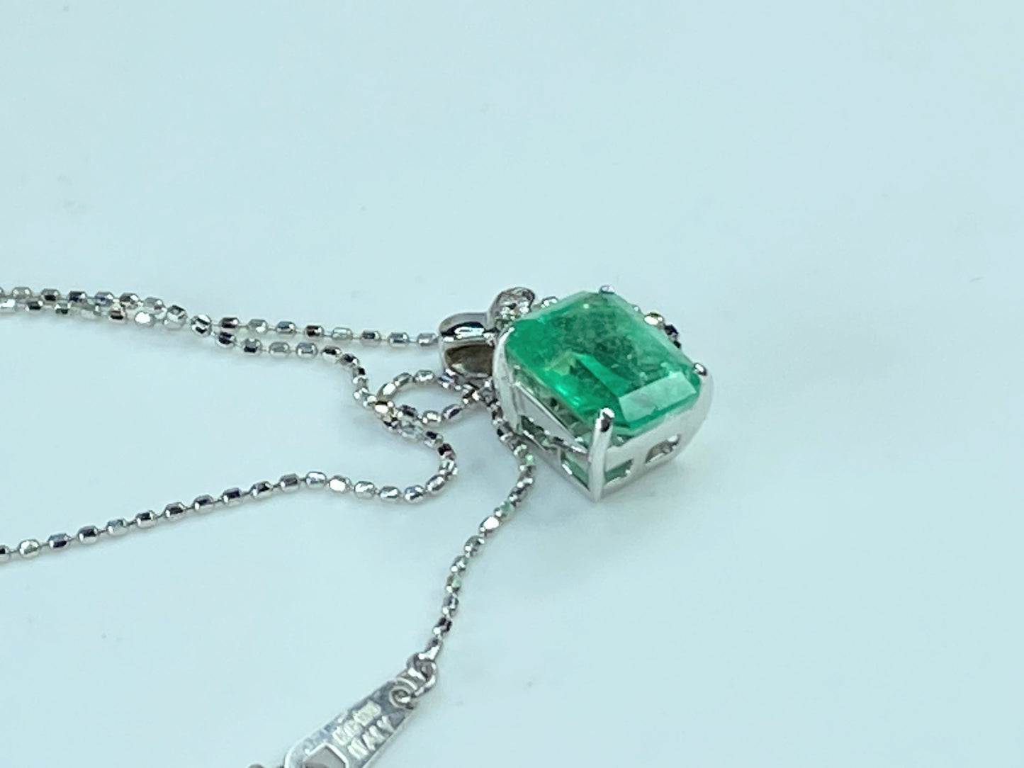 18K white gold 1.0ct Emerald Cut Emerald Diamond necklace 15.5" 2.8g JR251