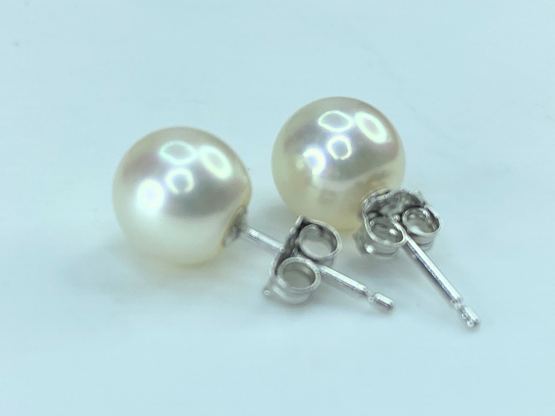 Platinum 950 8.0mm Cultured Pearl stud earrings 1.9g JR252