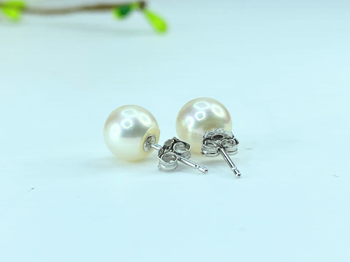 Platinum 950 8.0mm Cultured Pearl stud earrings 1.9g JR252