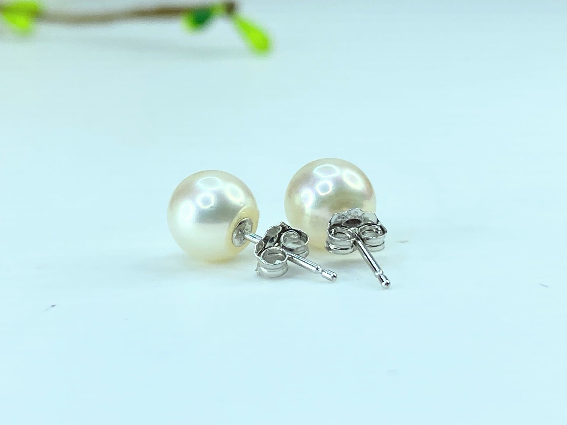 Platinum 950 8.0mm Cultured Pearl stud earrings 1.9g JR252