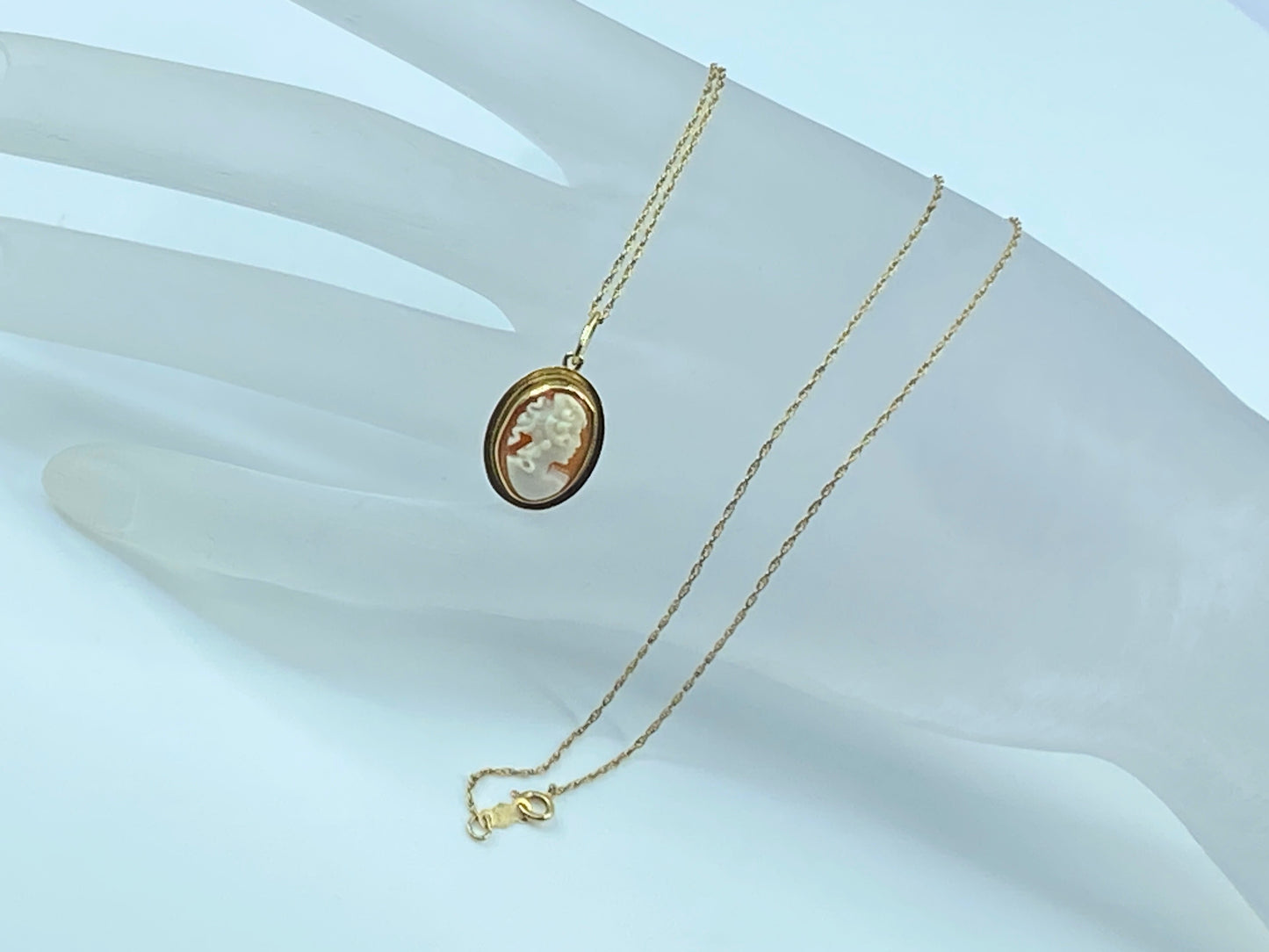 Mid century Shell carving Cameo pendant necklace 14K yellow gold