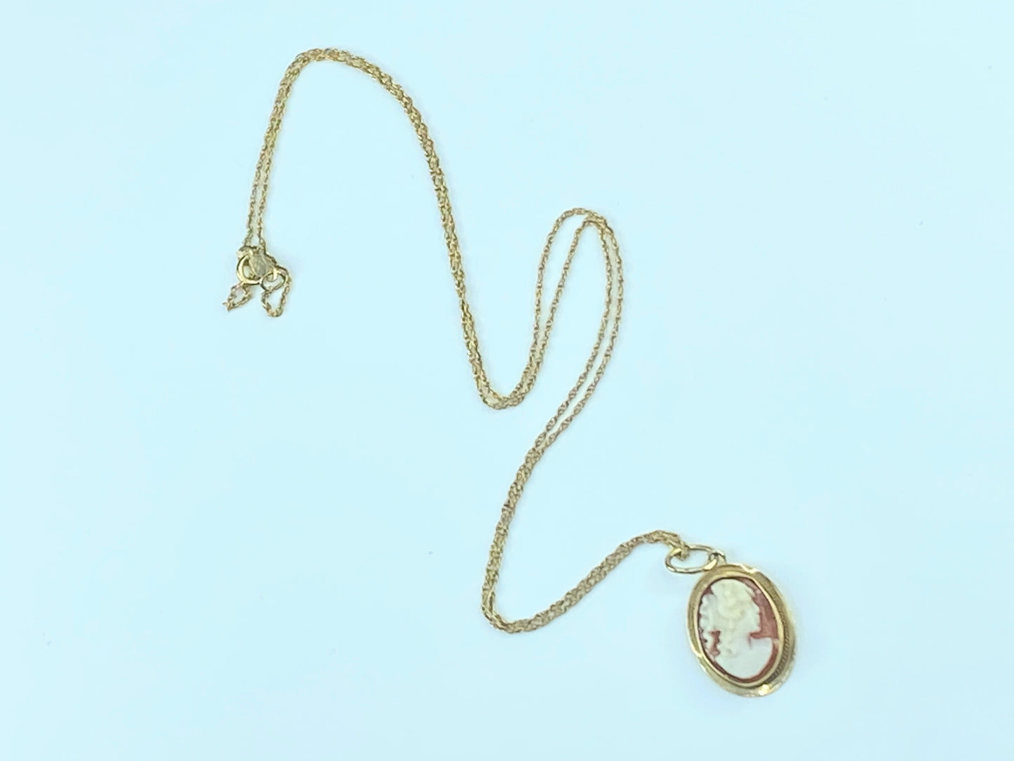 Mid century Shell carving Cameo pendant necklace 14K yellow gold