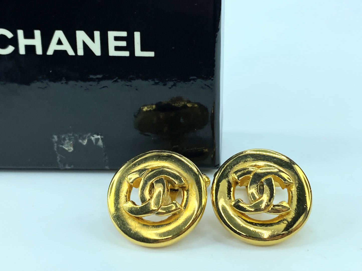 Chanel Goldtone Metal CC Cut-Out men's cufflinks Authentic in box GS324