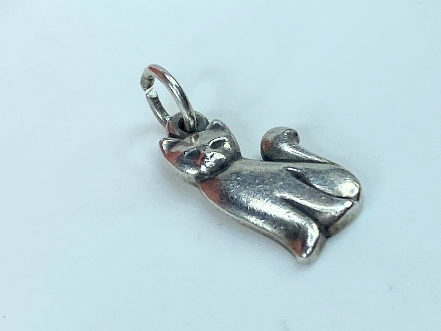 Lovely James Avery sterling silver Sitting cat charm JR862