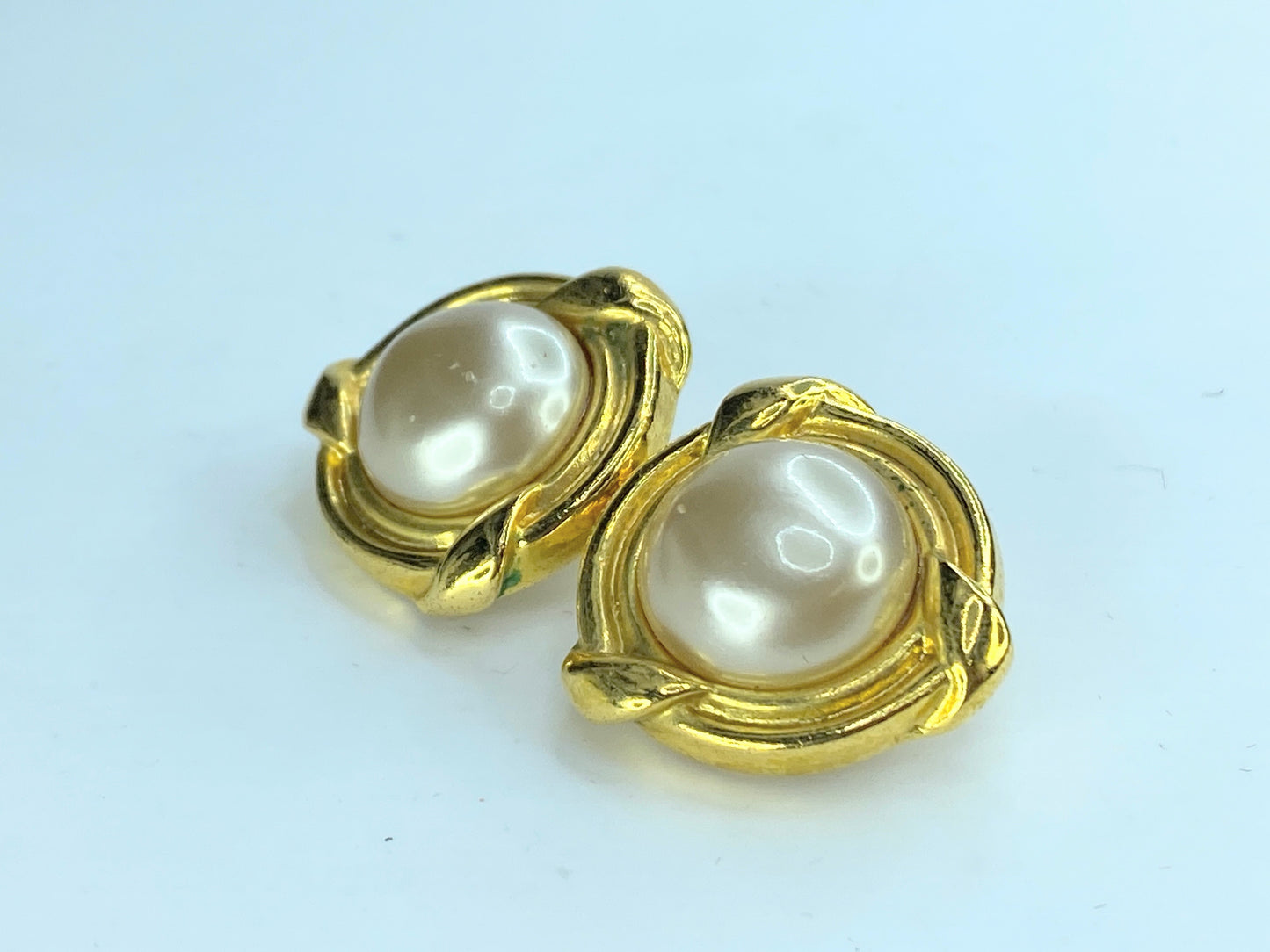 Authentic Channel Pre-Owned 1980s faux-pearl clip-on earrings GS297