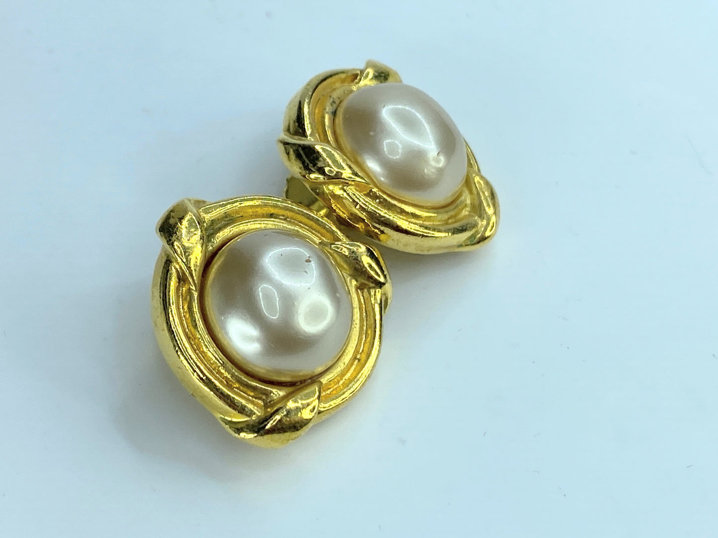 Authentic Channel Pre-Owned 1980s faux-pearl clip-on earrings GS297