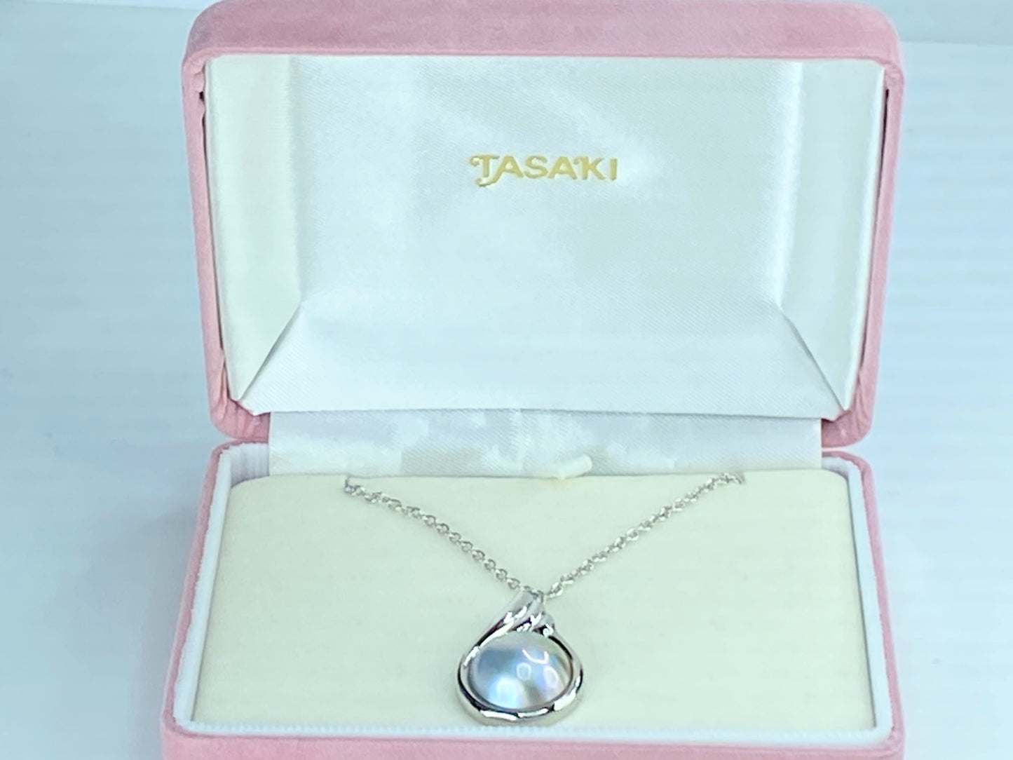 TASAKI genuine Mabe pearl pendant silver tone necklace in original box JR255