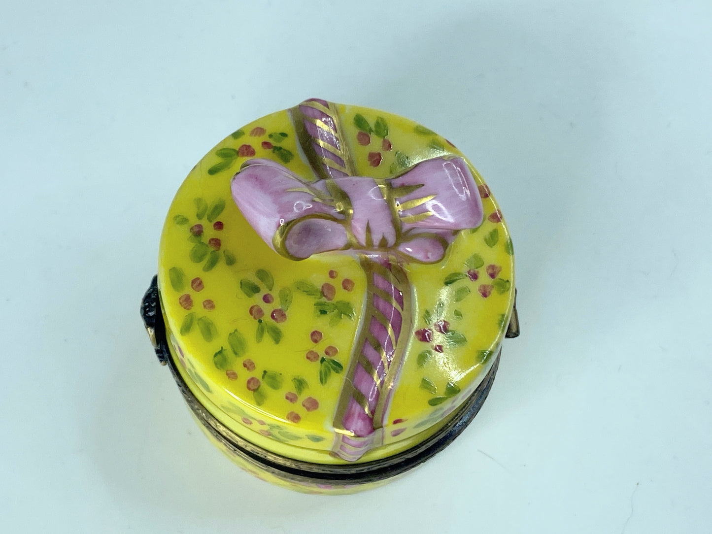 G.R. Yellow Hat Box w/ Pink Ribbon Peint main Limoges Trinket France 1 3/4" A356