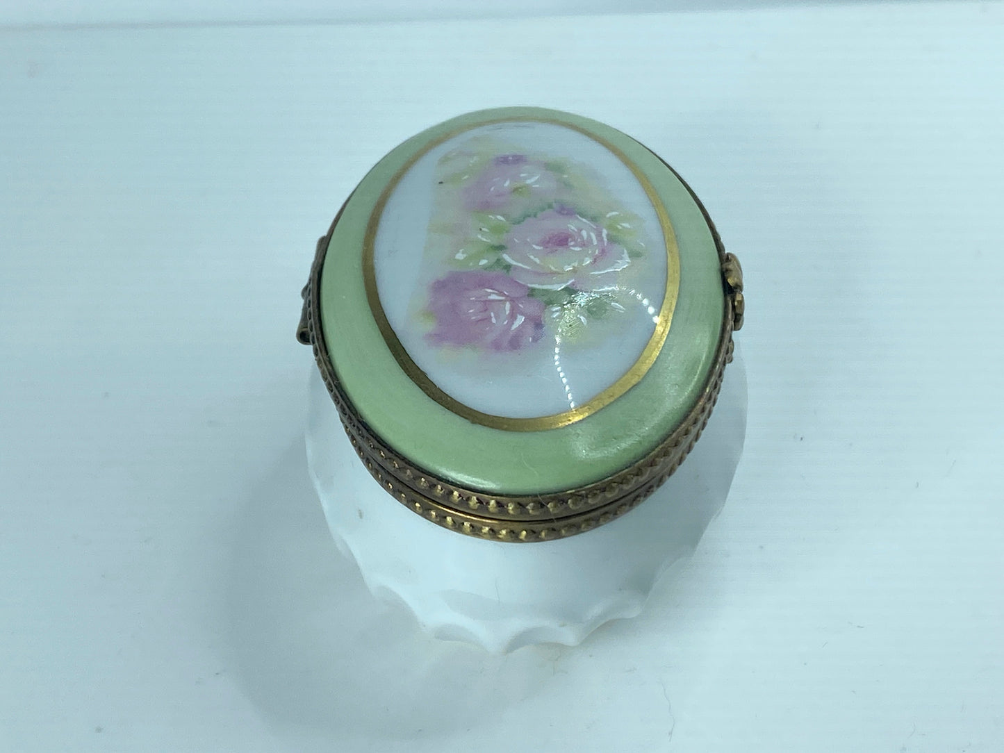 Mid-century France Peint Main Rose oval Limoge hinged box 2 7/8" x 1 3/4" A358