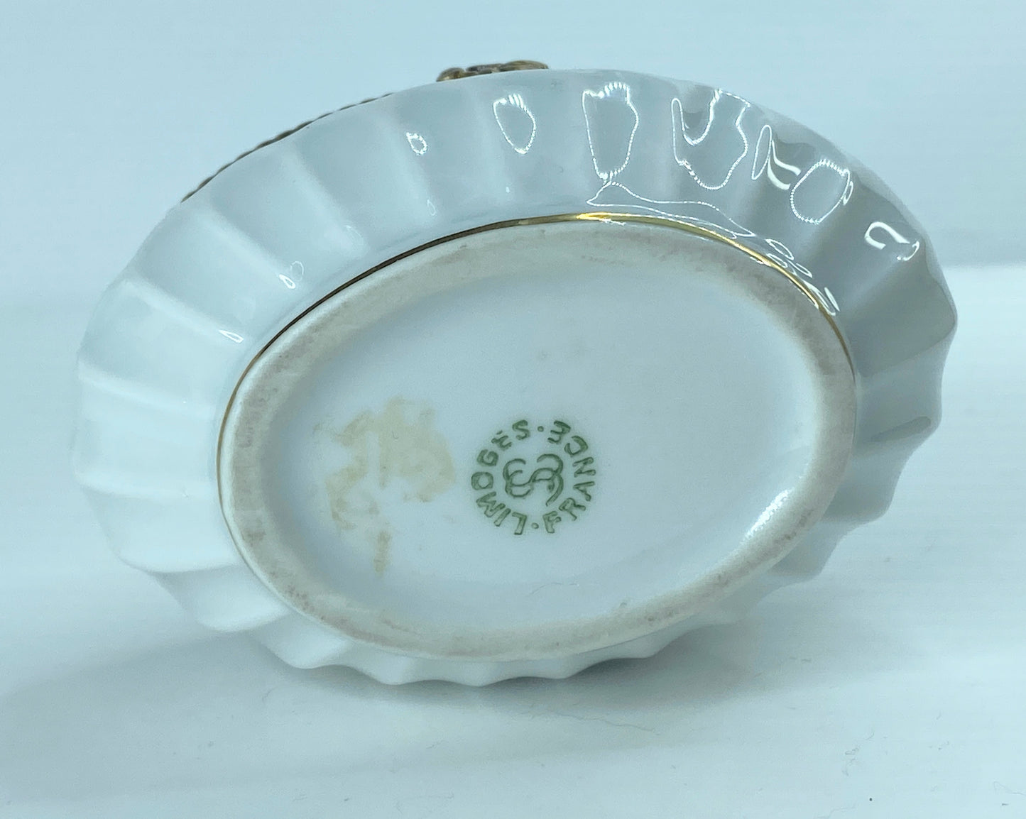 Mid-century France Peint Main Rose oval Limoge hinged box 2 7/8" x 1 3/4" A358