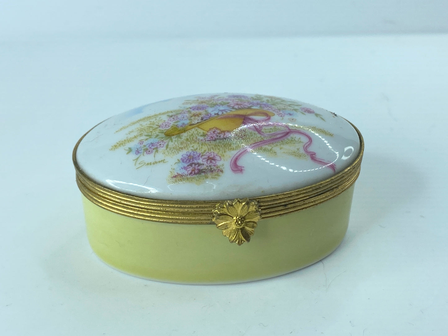 Artoria Limoges soft Yellow floral oval trinket hinged box 2.5" A362