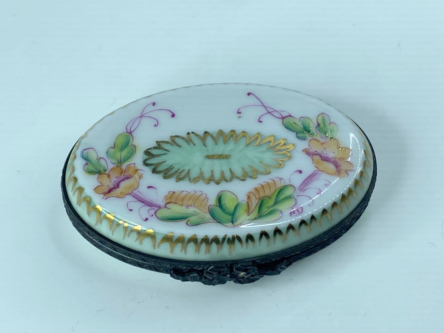 Exquisite M.D Limoges Peint Main oval Cactus gold gilt box 2 5/8"x 2" A364