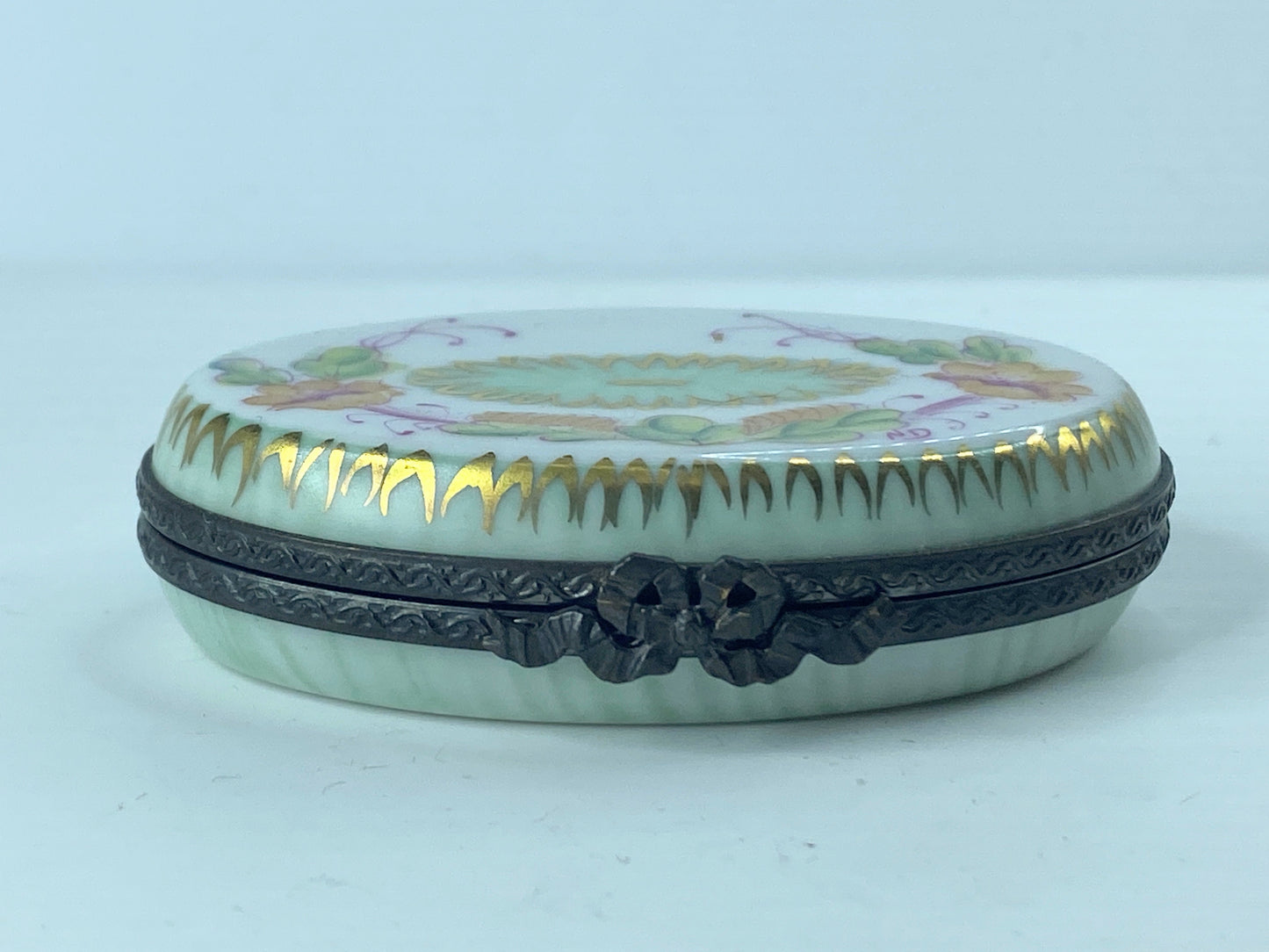 Exquisite M.D Limoges Peint Main oval Cactus gold gilt box 2 5/8"x 2" A364