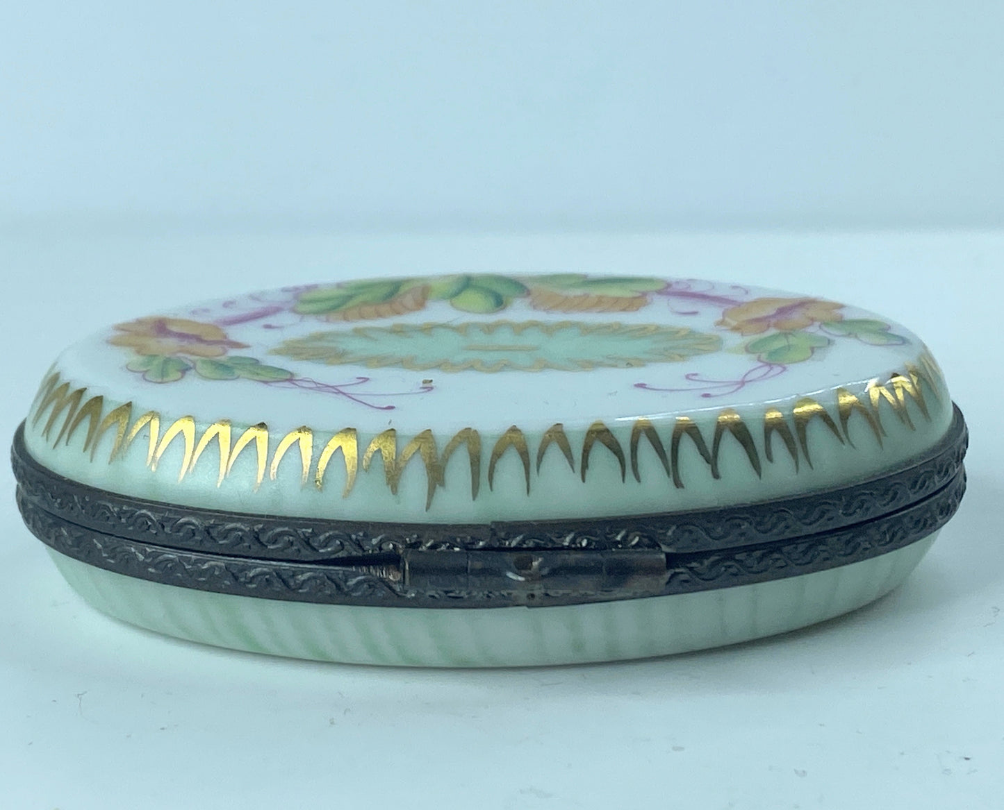 Exquisite M.D Limoges Peint Main oval Cactus gold gilt box 2 5/8"x 2" A364
