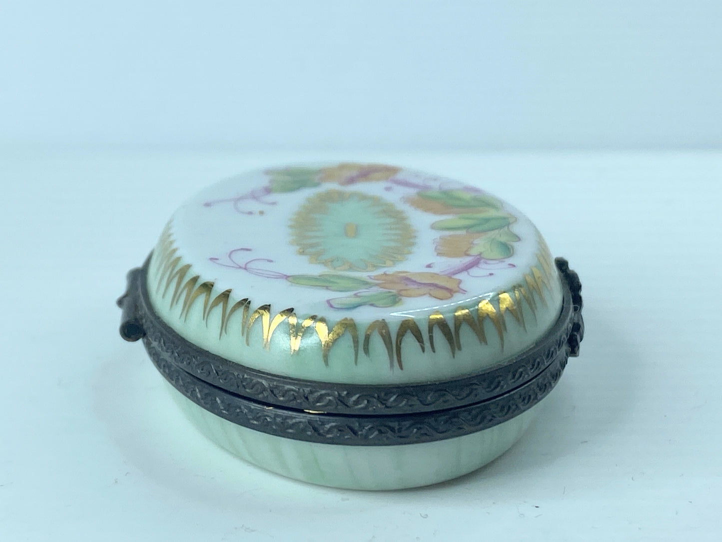 Exquisite M.D Limoges Peint Main oval Cactus gold gilt box 2 5/8"x 2" A364