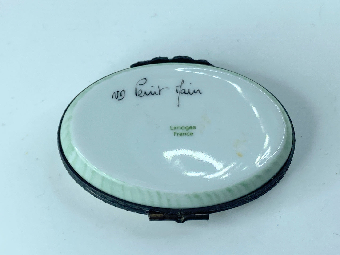 Exquisite M.D Limoges Peint Main oval Cactus gold gilt box 2 5/8"x 2" A364