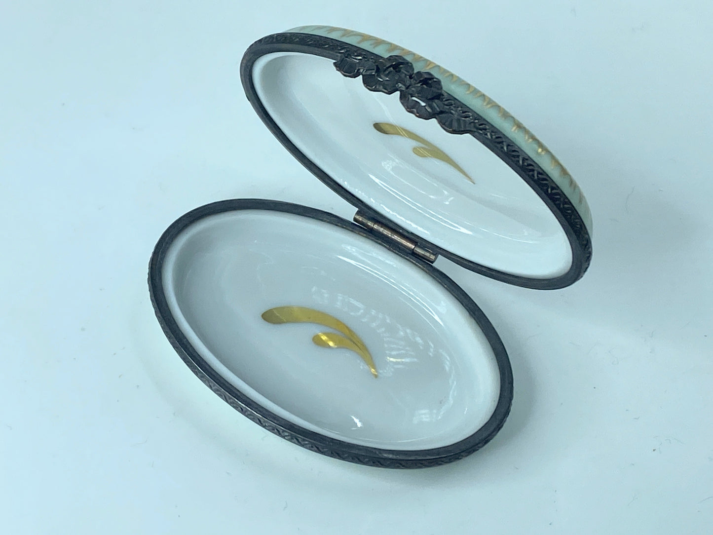Exquisite M.D Limoges Peint Main oval Cactus gold gilt box 2 5/8"x 2" A364