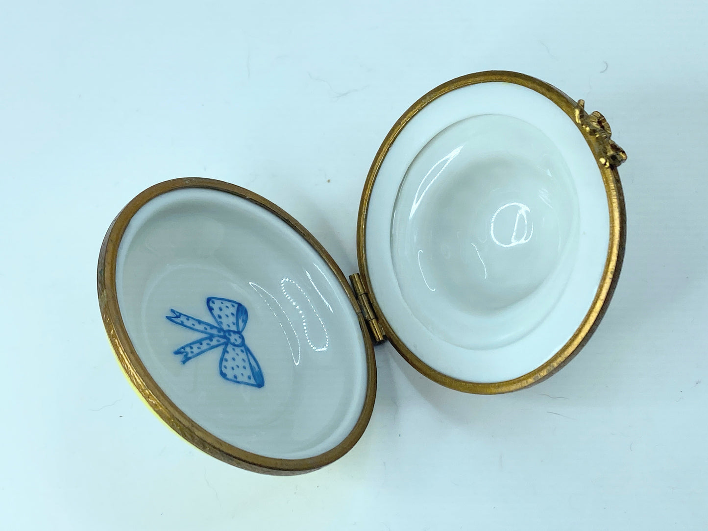 Limoges France Hinged Yellow Straw Garden Hat Trinket Box Fruit Blue Ribbon A371
