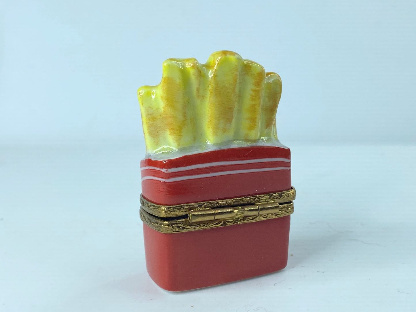 Artoria Limited Edition Limoges Peint Main French Fry trinket box No. 66 2" A373