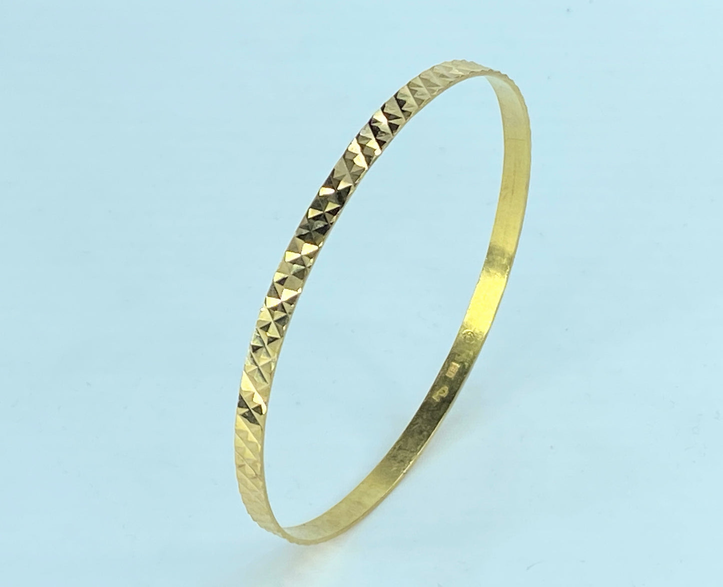 High karat gold 4.3mm diamond cut etching slip on bangle 10.4g JR9785