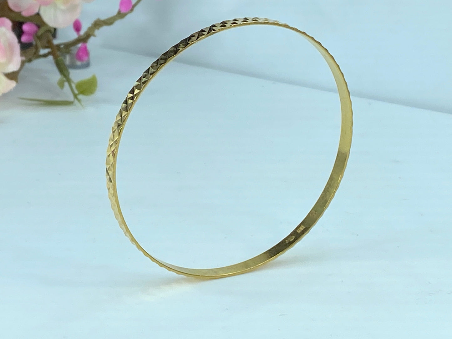 High karat gold 4.3mm diamond cut etching slip on bangle 10.4g JR9785
