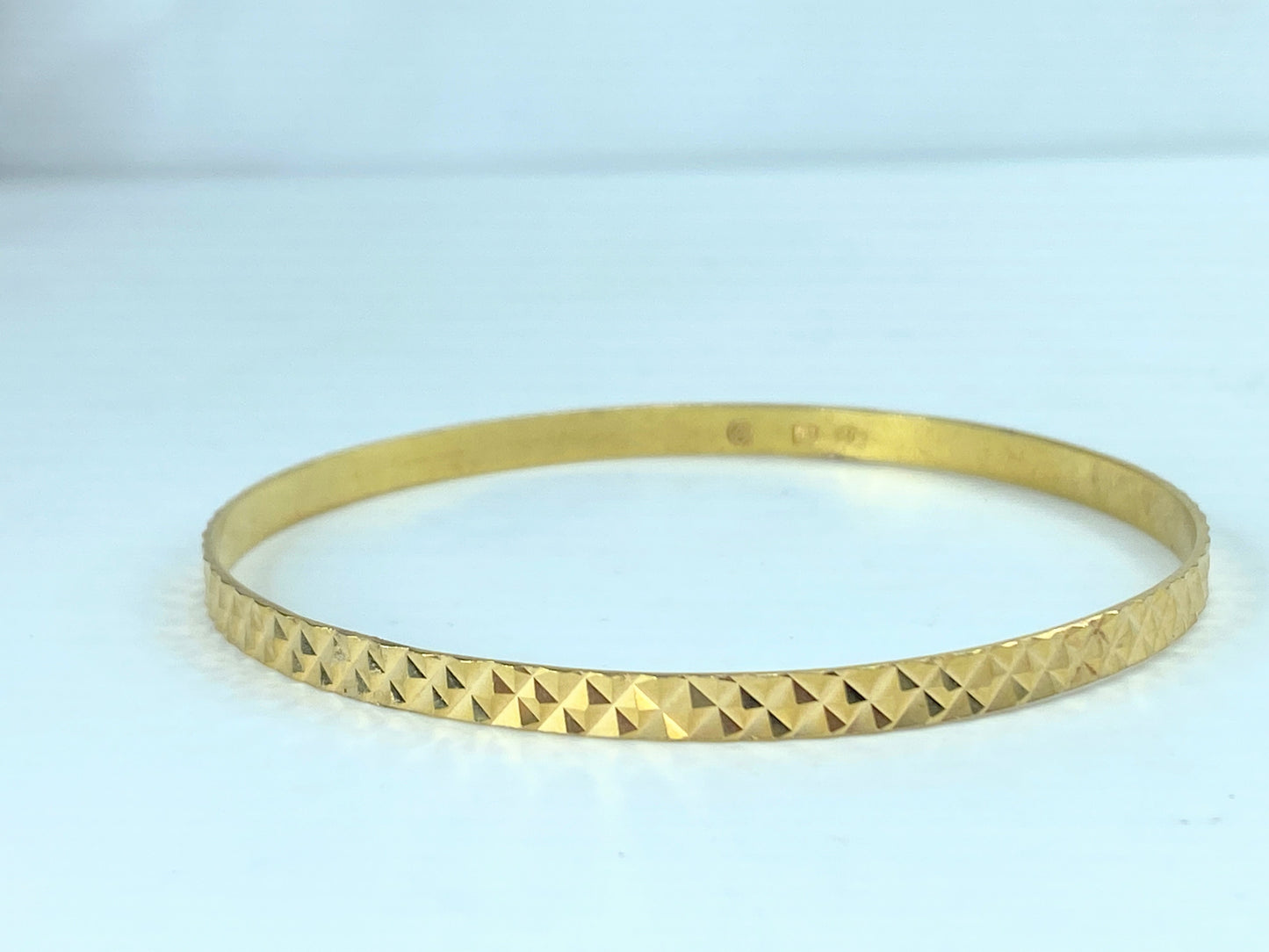 High karat gold 4.3mm diamond cut etching slip on bangle 10.4g JR9785