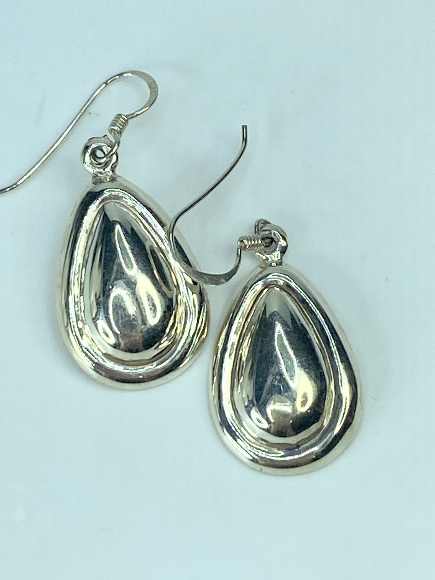 Sterling Silver Repousse Teardrop raised edge dangling earrings 6.1g JR888